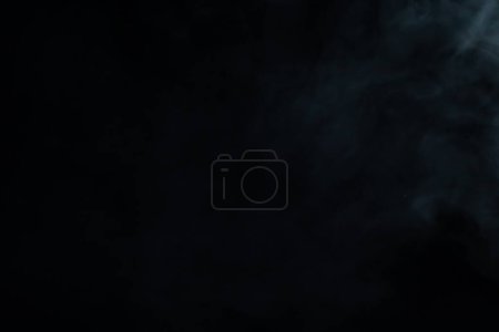 Foto de Humo blanco sobre un fondo negro. Superposición - Imagen libre de derechos