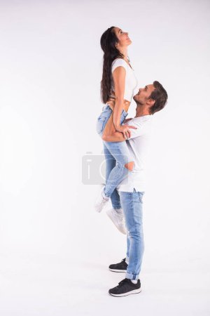 Téléchargez les photos : "Jeune couple dansant danse sociale latine bachata, merengue, salsa. Deux pose d'élégance sur fond blanc
" - en image libre de droit