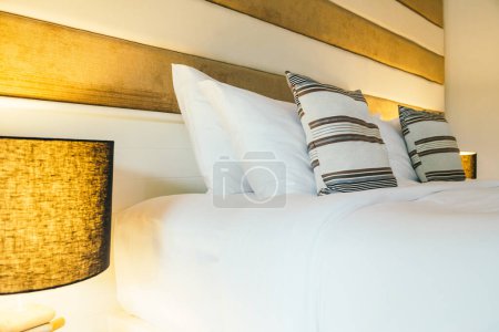 Téléchargez les photos : "oreiller sur la décoration du lit dans la chambre intérieure" - en image libre de droit
