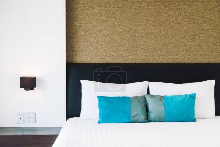Téléchargez les photos : "oreiller sur la décoration du lit dans la chambre intérieure" - en image libre de droit