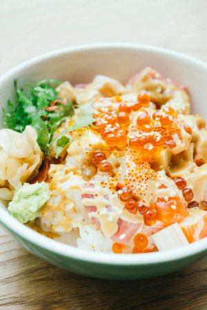 Téléchargez les photos : "Bol à riz Sashimi ". Savoureux concept japonais de fruits de mer - en image libre de droit