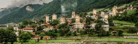 Téléchargez les photos : Vue panoramique sur le village de Mestia, Géorgie - en image libre de droit