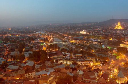 Téléchargez les photos : Vue de nuit de Tbilissi - en image libre de droit