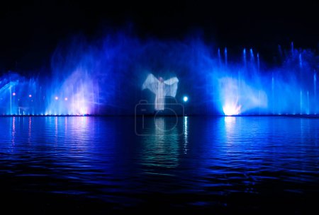 Téléchargez les photos : Vue du soir de la fontaine musicale - en image libre de droit