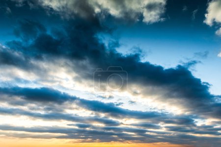 Téléchargez les photos : Ciel magnifique au coucher du soleil - en image libre de droit
