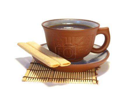 Téléchargez les photos : "Tasse en céramique de thé et biscuits sur blanc" - en image libre de droit