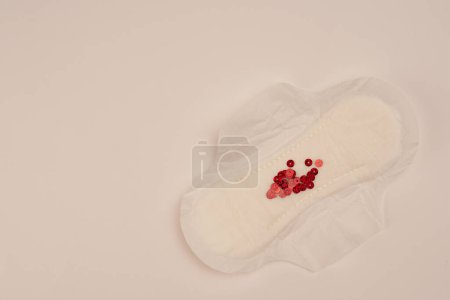 Foto de Tira de sangre higiene femenina protección de la menstruación, vista superior - Imagen libre de derechos