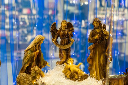 "Weihnachtskrippenfoto von Maria, einem König, einem Hirten und einem Lamm, das das Jesuskind anbetet"