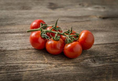 Téléchargez les photos : "Tomates mûres rouges connectées entre elles
" - en image libre de droit
