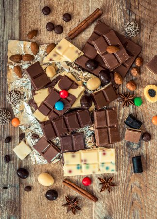 Téléchargez les photos : Chocolat et bonbons sur fond en bois - en image libre de droit