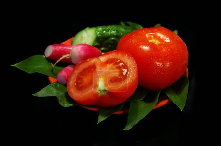 Foto de Verduras frescas en un plato - Imagen libre de derechos