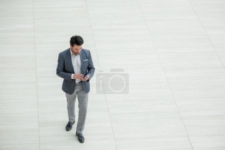 Foto de Hombre de negocios marcando el número en el teléfono inteligente - Imagen libre de derechos