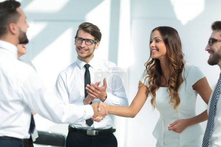 Téléchargez les photos : Homme d'affaires rencontre une femme d'affaires mains - en image libre de droit