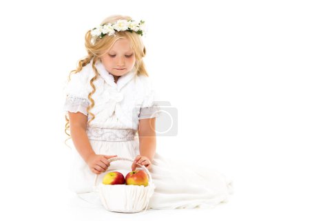 Foto de Niña con una cesta de manzanas
. - Imagen libre de derechos