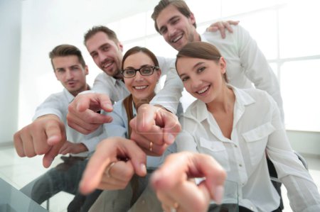 Téléchargez les photos : Jeune équipe d'affaires vous pointant du doigt - en image libre de droit