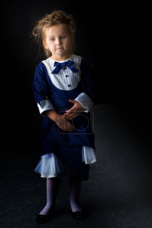 Téléchargez les photos : Petite fille sur fond noir - en image libre de droit