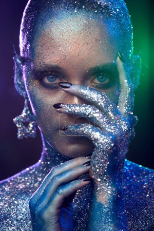 Téléchargez les photos : Portrait de mode avec maquillage créatif et art du visage - en image libre de droit