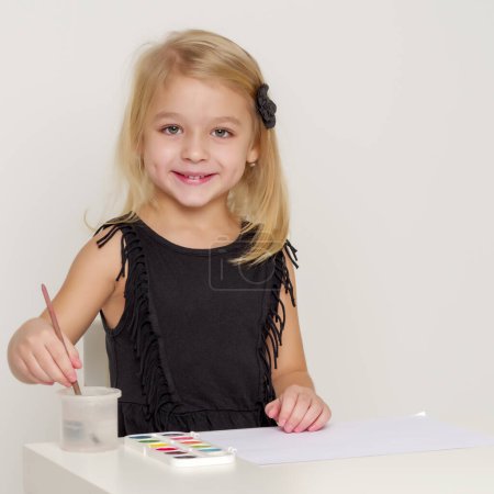 Téléchargez les photos : Joyeuse petite fille dessine un pinceau
. - en image libre de droit