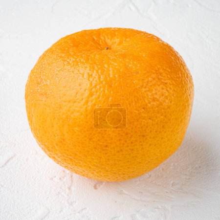 Téléchargez les photos : Tangerine entière, sur fond de table en pierre blanche, format carré - en image libre de droit