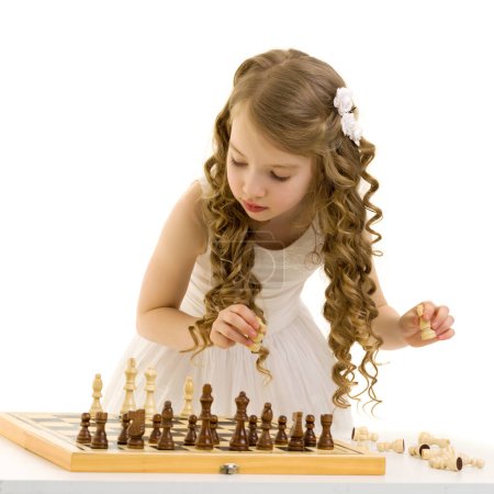 Foto de Niña jugando ajedrez - Imagen libre de derechos