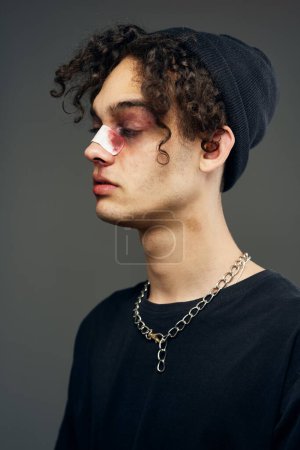 Téléchargez les photos : Un combattant avec un conflit d'agression nasale cassé le fond sombre - en image libre de droit