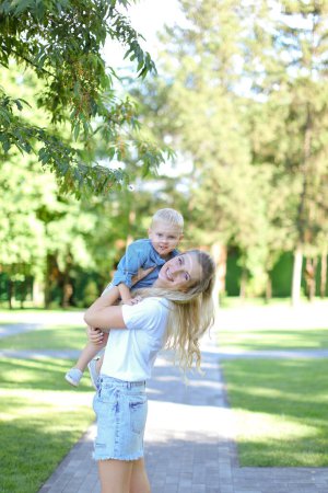Téléchargez les photos : Jeune mère blonde jouant avec le petit fils. - en image libre de droit