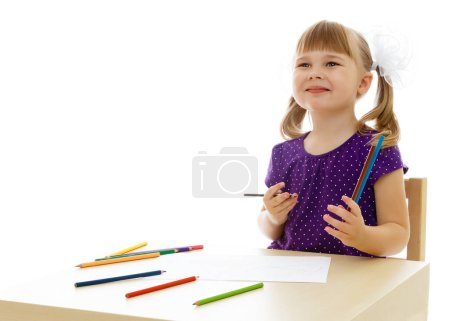 Téléchargez les photos : "Une petite fille dessine à la table
." - en image libre de droit