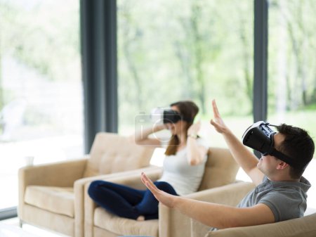Téléchargez les photos : "couple utilisant un casque de réalité virtuelle
" - en image libre de droit