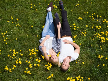 Téléchargez les photos : "Homme et femme couchés sur l'herbe
" - en image libre de droit