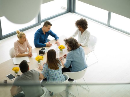 Foto de Equipo de negocios en una reunión en un moderno edificio de oficinas - Imagen libre de derechos