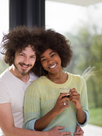 Téléchargez les photos : "heureux couple multiethnique relaxant à la maison moderne à l'intérieur
" - en image libre de droit