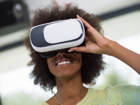 Téléchargez les photos : "femme noire utilisant des lunettes VR casque de réalité virtuelle
" - en image libre de droit