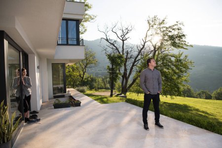 Téléchargez les photos : Homme devant sa villa de luxe - en image libre de droit