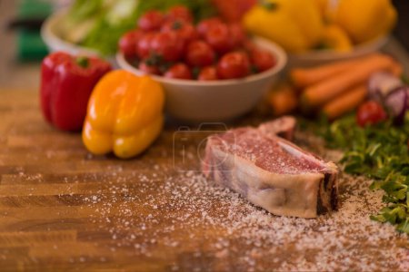Téléchargez les photos : "Tranche juteuse de steak cru sur table en bois
" - en image libre de droit