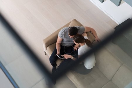 Téléchargez les photos : "couple relaxant à la maison avec tablettes
" - en image libre de droit