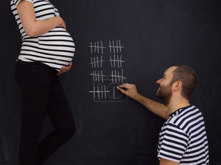 Téléchargez les photos : Comptes couple enceinte semaine de grossesse - en image libre de droit