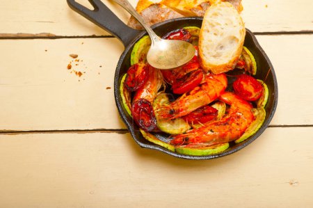 Téléchargez les photos : Crevettes grillées aux courgettes et tomates - en image libre de droit