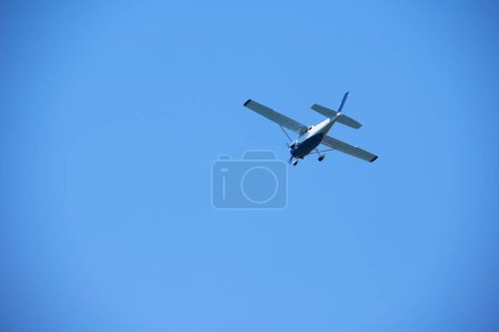 Foto de Pequeño avión en el cielo - Imagen libre de derechos