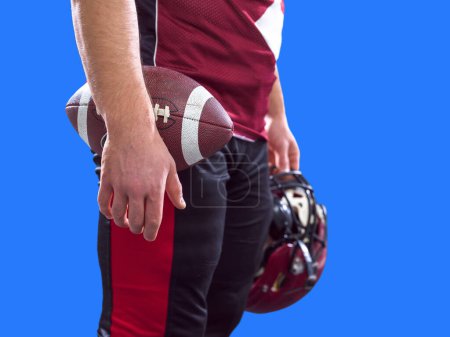 Téléchargez les photos : Gros plan joueur de football américain isolé sur fond coloré - en image libre de droit