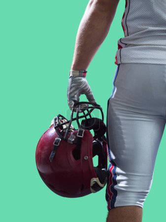 Téléchargez les photos : Gros plan joueur de football américain isolé sur fond coloré - en image libre de droit