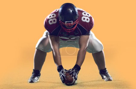 Foto de Jugador de fútbol americano aislado sobre fondo colorido - Imagen libre de derechos