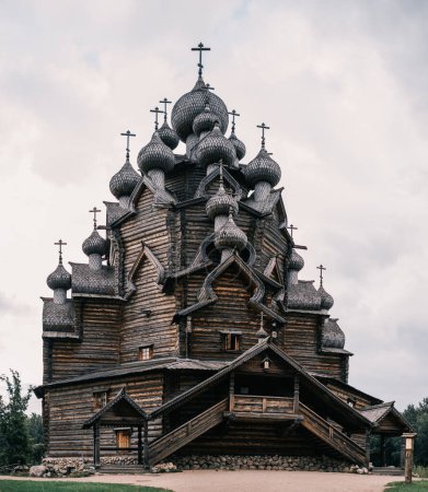 Téléchargez les photos : Église en bois sur le territoire de l'ethnoparc 'Bogoslovka Estate'. Nom populaire 'Petersburg Kizhi'. - en image libre de droit