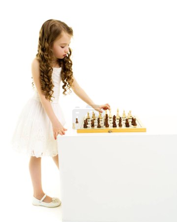 Foto de Niña jugando ajedrez - Imagen libre de derechos