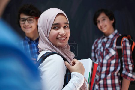 Foto de Grupo de adolescentes árabes - Imagen libre de derechos