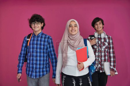 Téléchargez les photos : Groupe d'adolescents arabes - en image libre de droit