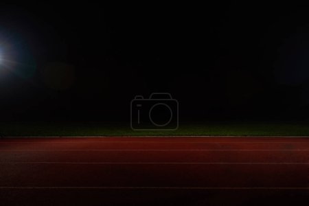 Téléchargez les photos : Piste athlétique la nuit - en image libre de droit