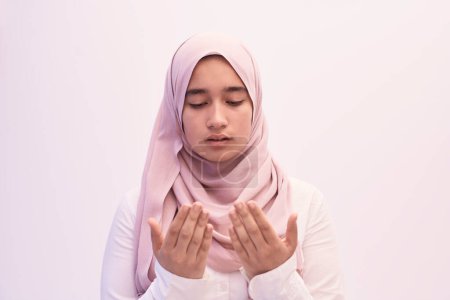 Téléchargez les photos : Femme musulmane priant avec les mains ouvertes - en image libre de droit