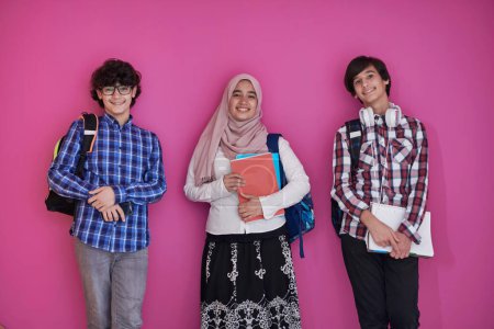 Téléchargez les photos : Groupe d'adolescents arabes - en image libre de droit