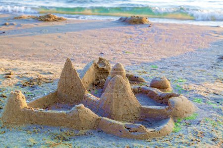 Téléchargez les photos : Château de sable sur une plage de mer tropicale
. - en image libre de droit