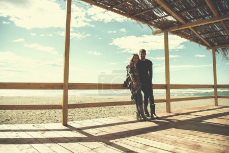 Téléchargez les photos : Couple chating et avoir du plaisir à la plage - en image libre de droit